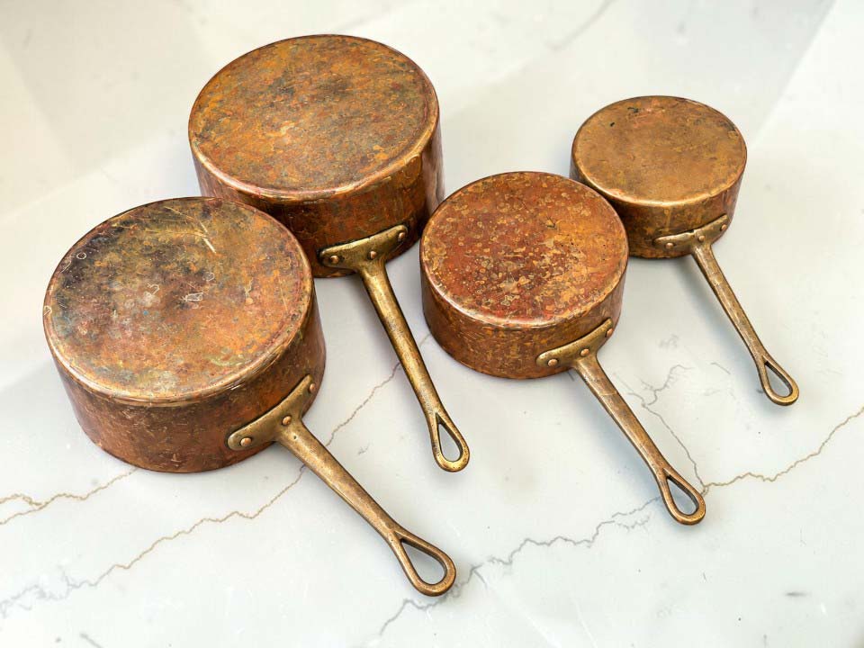 Série de casseroles en cuivre avant polissage extérieur