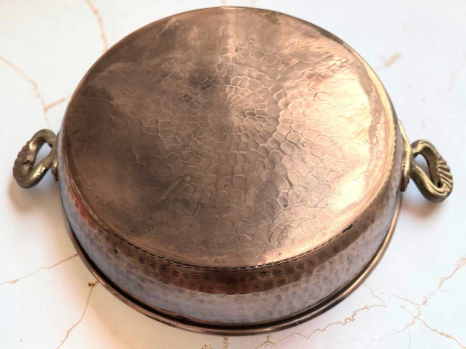 Extérieur d'un plat en cuivre martelé après polissage