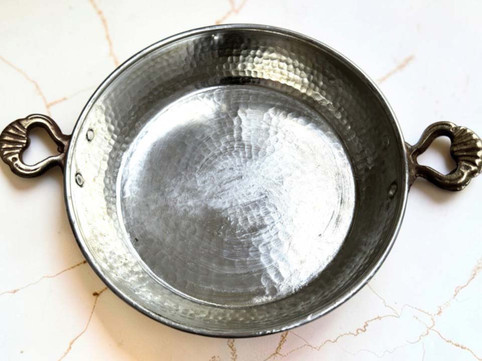 Intérieur d'un plat en cuivre martelé après étamage