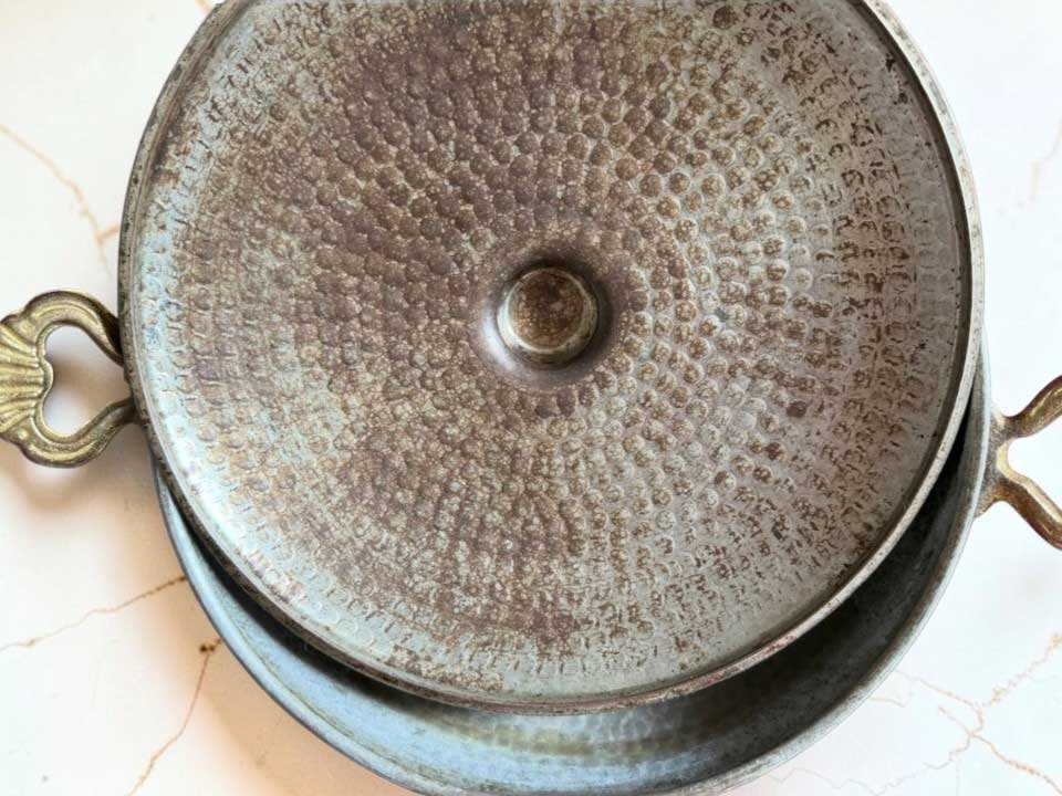 Intérieur du couvercle en cuivre martelé avant étamage