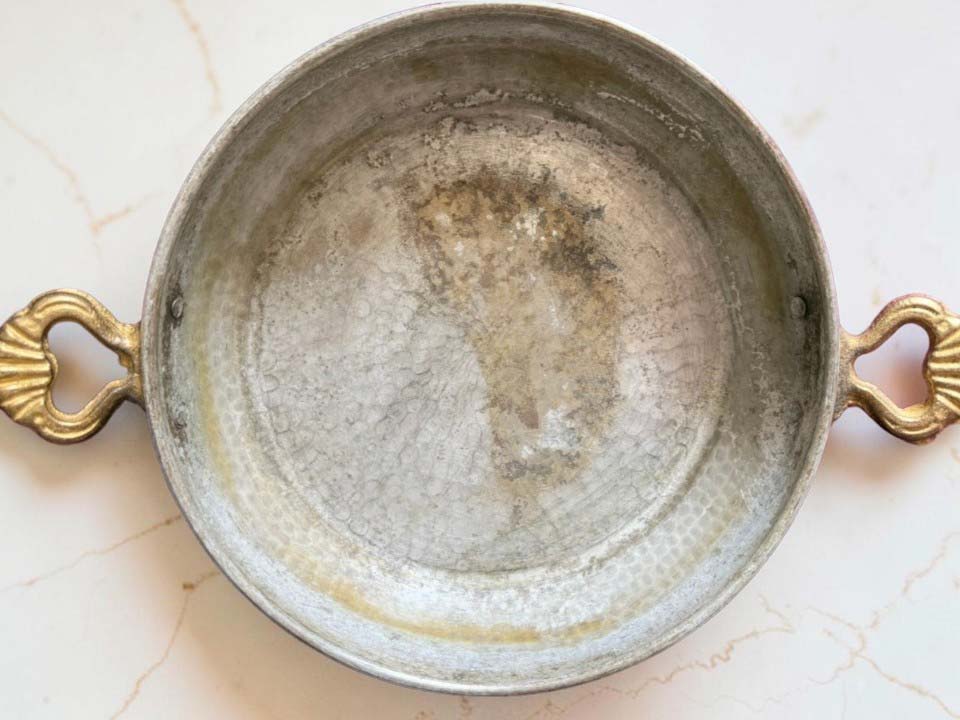 Intérieur d'un plat en cuivre martelé avant étamage