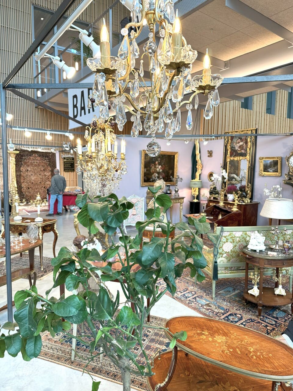 Stand d’antiquités – Salon des Antiquaires Strasbourg octobre 2024