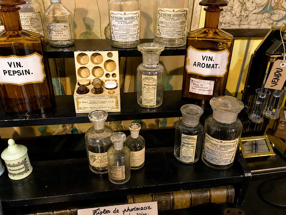 Mobilier de pharmacie ancienne, curiosités et objets de collection
