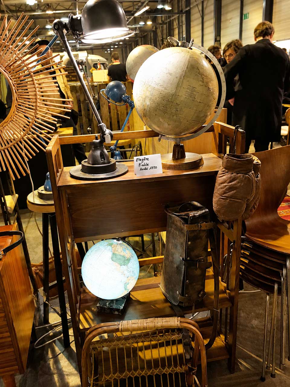 Mobilier vintage, globe terrestre ancien et objets de décoration des années 1950 à 1970