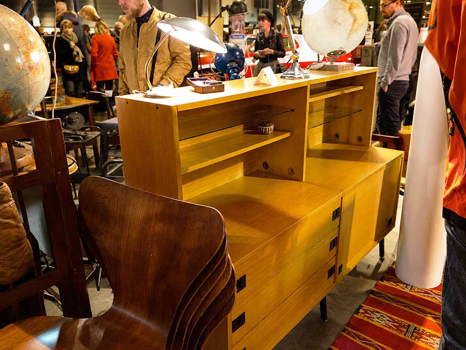 Stand de mobilier vintage et design des années 1950 à 1970 avec canapé, fauteuils et décoration