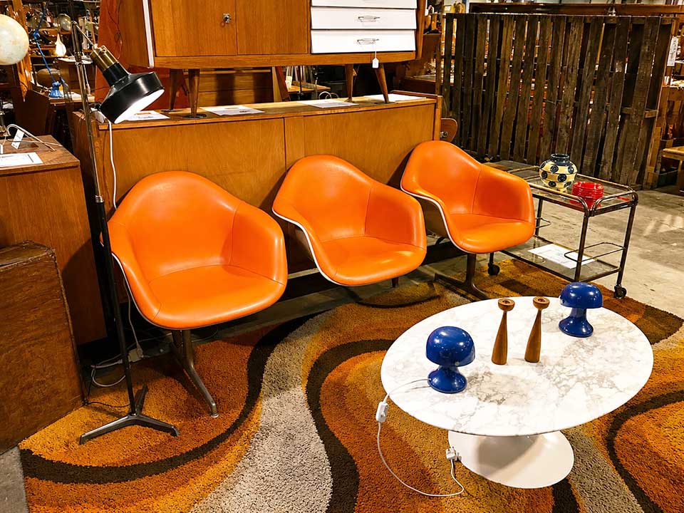 Fauteuils vintage orange et mobilier design des années 1960